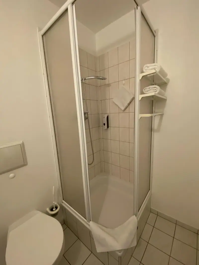 Badezimmer mit Duschkabine und WC