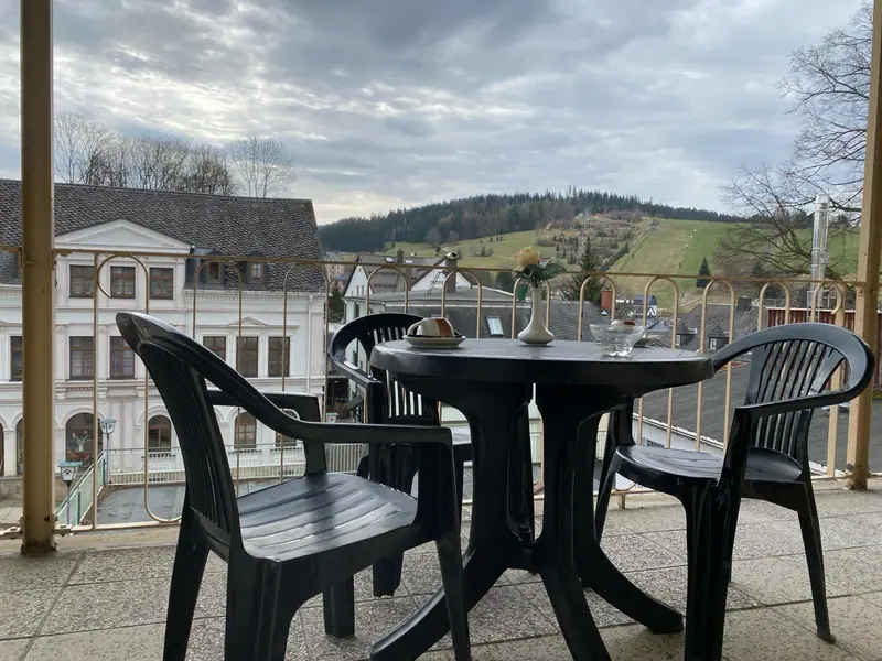 Sitzplatz im Hotel Rathaus Eibenstock mit Blick über die Dächer von Eibenstock