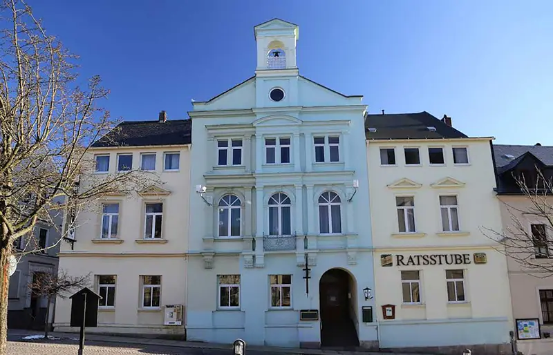 Historisches Gebäude des Hotel Rathaus Eibenstock an der Schönheider Straße bei blauem Himmel