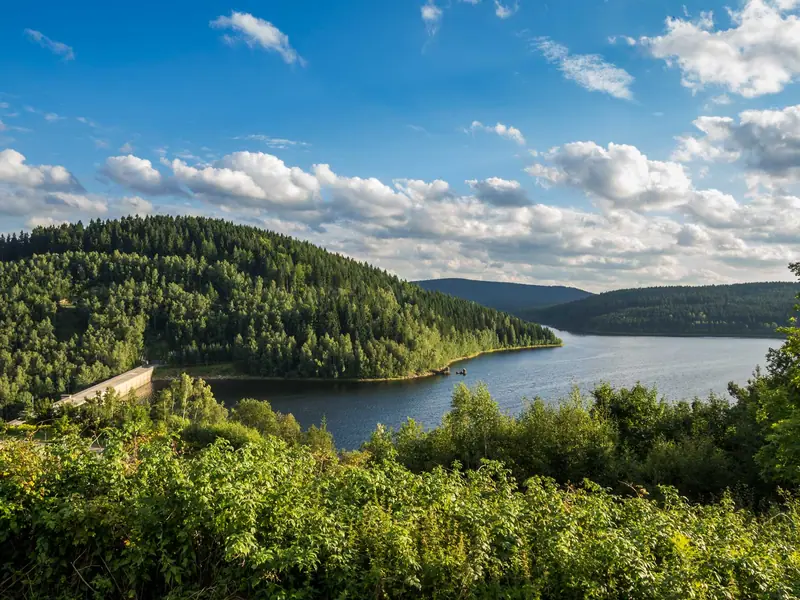 Blick über die Talsperre Eibenstock und bewaldete Hänge im Erzgebirge