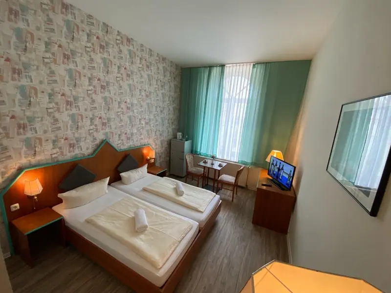 Doppelzimmer mit Sitzgruppe am Fenster
