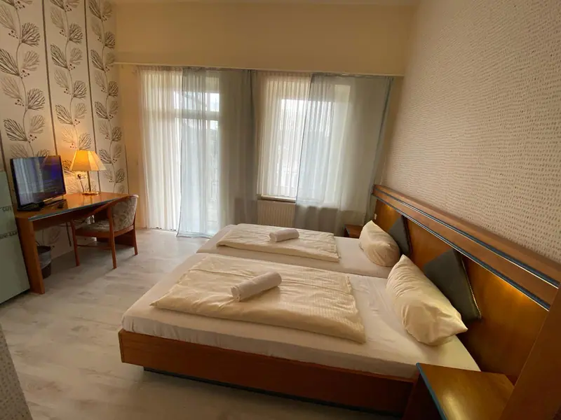 Doppelzimmer mit Schreibtisch und Fernseher