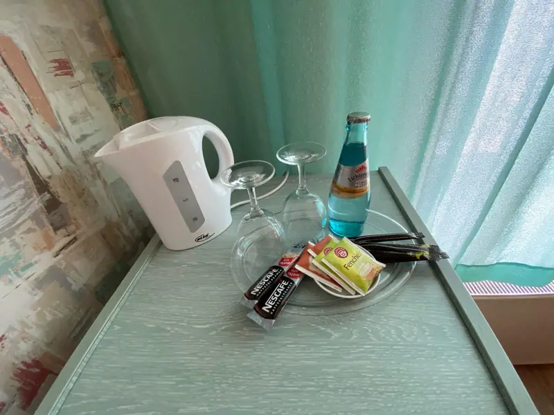 Wasserkocher, Gläser und Kaffee auf dem Zimmer